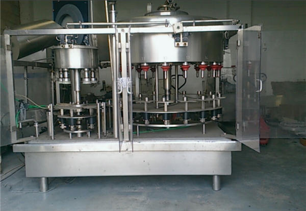 Машина для наповнення пляшок з від'ємним тиском з 10 головами