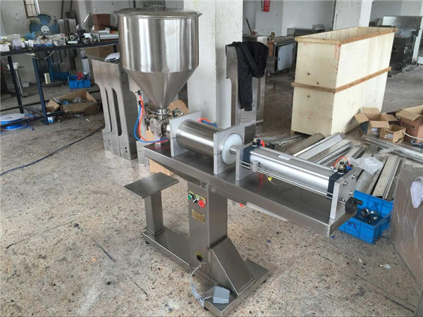 Напівавтоматична машина з одноразовим наповненням медом